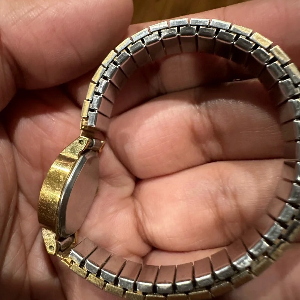 *WORKING* Timex women's gold tone watch. Small iridescent face. Stretch bracelet